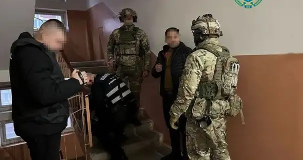 Житель Чернігова за 16 тисяч доларів допомагав чоловіку виїхати за кордон