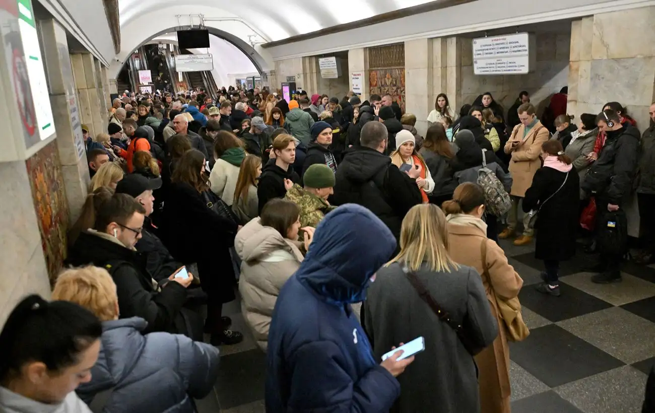 Працюють як укриття: у Києві через тривогу обмежили роботу метро