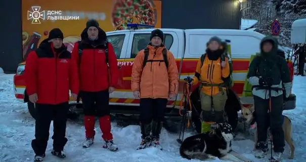 На Львовщине спасли туристов с собаками, застрявшими в горах из-за снегопада