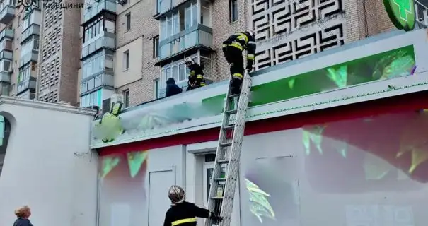 На Київщині жінка впала з четвертого поверху будинку на дах аптеки