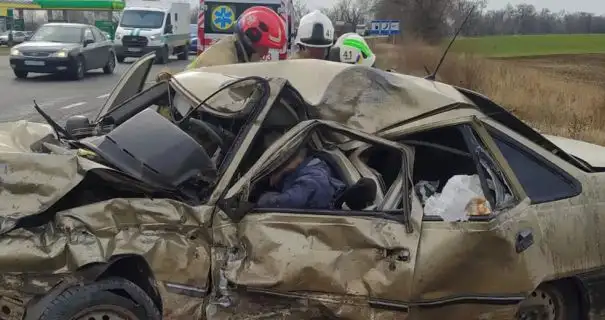 На Днепропетровщине столкнулись фура и легковушка: погибли три человека