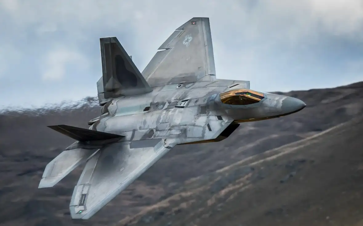 Истребитель F-22 Raptor: почему равных ему больше не будет