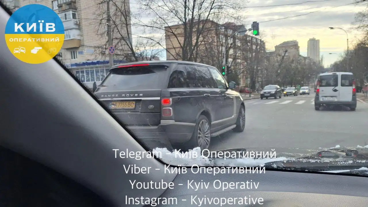 В Киеве засветился роскошный Range Rover за $80 000 на желтых номерах такси (фото)