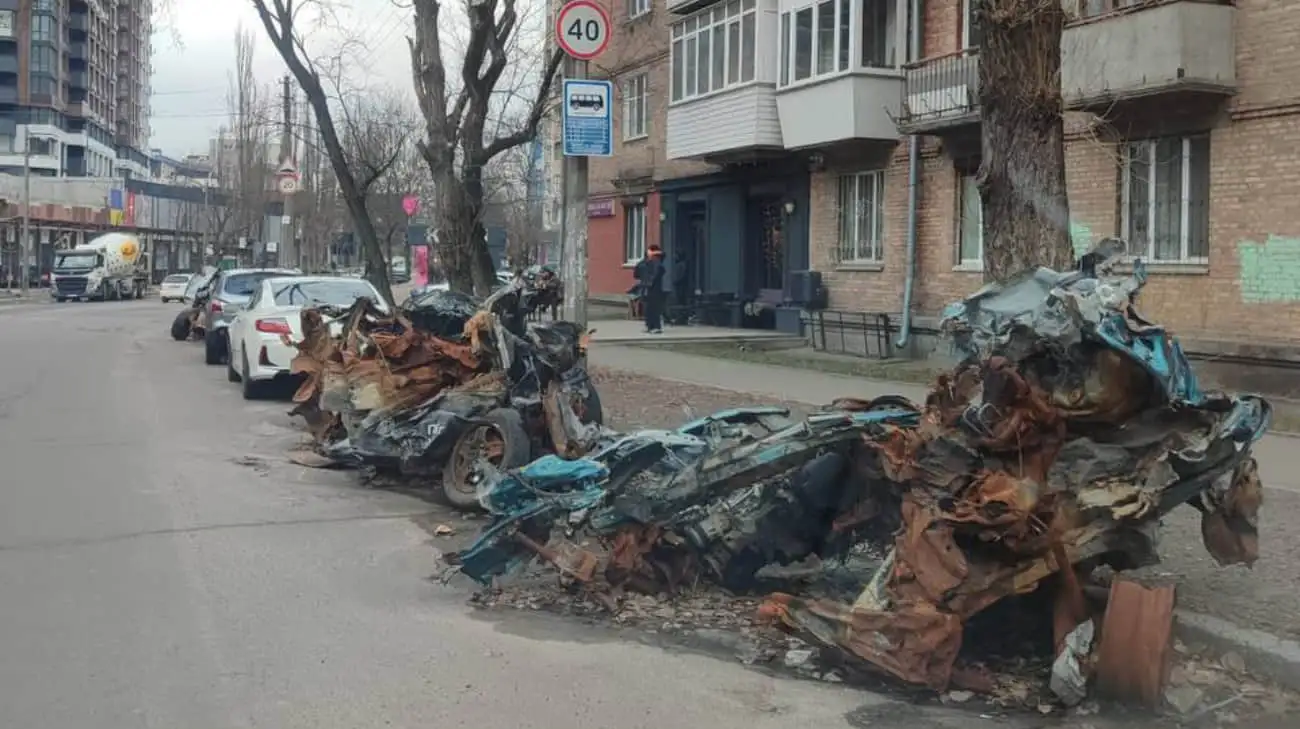 Cars damaged by Russian attacks to be removed from Kyiv streets – photos