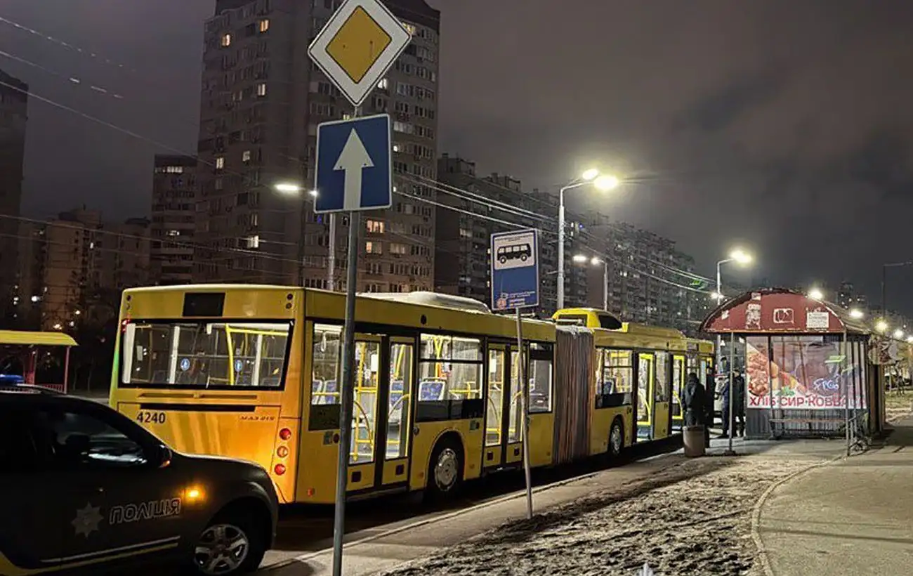 В Киеве студенту в автобусе порезали лицо бритвой из-за громкой музыки: детали