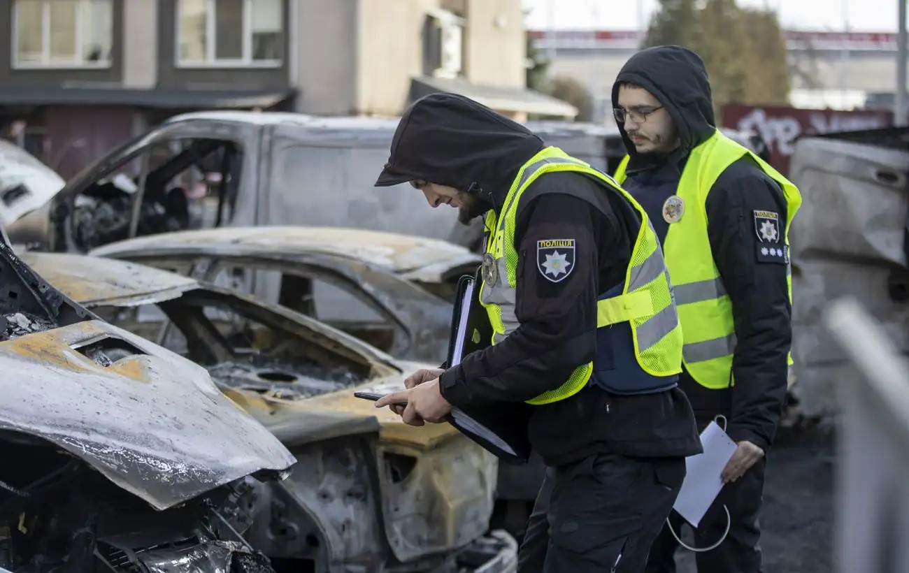 У Києві вирішили позбутись пошкоджених російськими обстрілами авто: що відомо