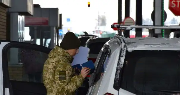 На Хмельниччині судитимуть жінку, яка зробила собі фіктивну меддовідку та вивезла сина за кордон