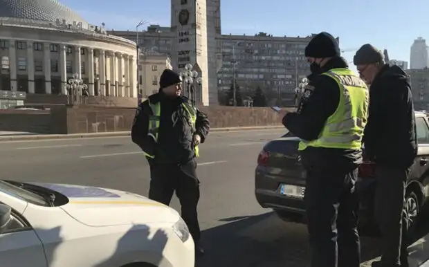 Патрульний фотографує ваші документи; адвокат розповів, чи мають дозволяти це українці