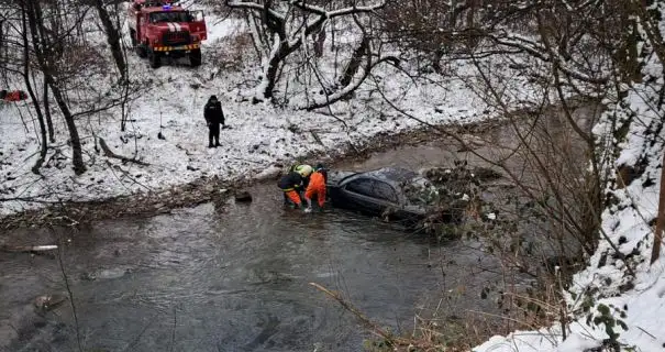 На Закарпатье авто съехало с дороги и упало в реку