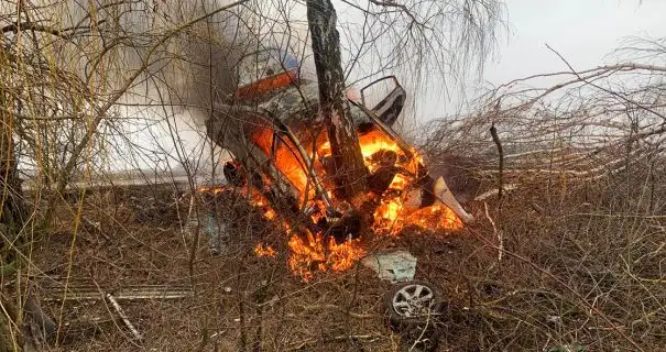 На Чернігівщині автівка згоріла після зіткнення з деревом: водій загинув