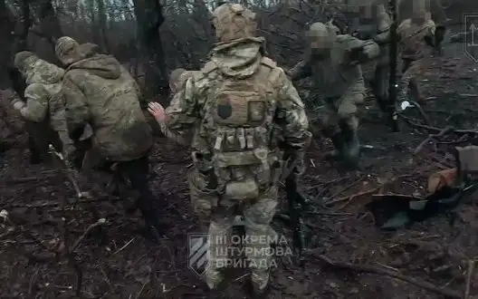 Fighters of 3rd SAB went into enemy’s rear and captured 6 occupiers who took Ukrainians for their own. VIDEO