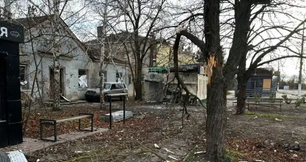 Окупанти скинули вибухівку з безпілотника на Херсон: постраждала жінка