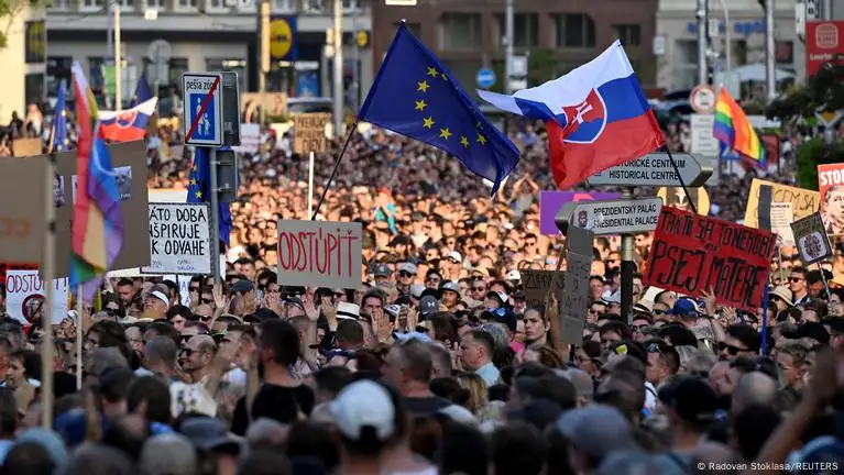 "Майдан" в Словакии: Фицо увидел в стране "иностранных экспертов", готовивших Майдан