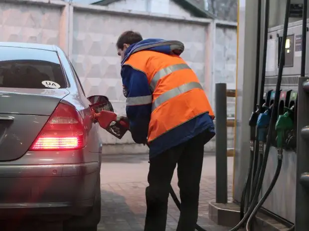 АЗС підігрівають ціни: чому українців змушують переплачувати за пальне шалені гроші