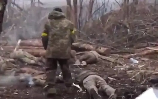 Russians shooting captured Ukrainian soldiers. VIDEO 18+