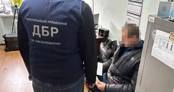 Схема поборів з бійців, що ухилялися від служби: правоохоронці затримали співучасника