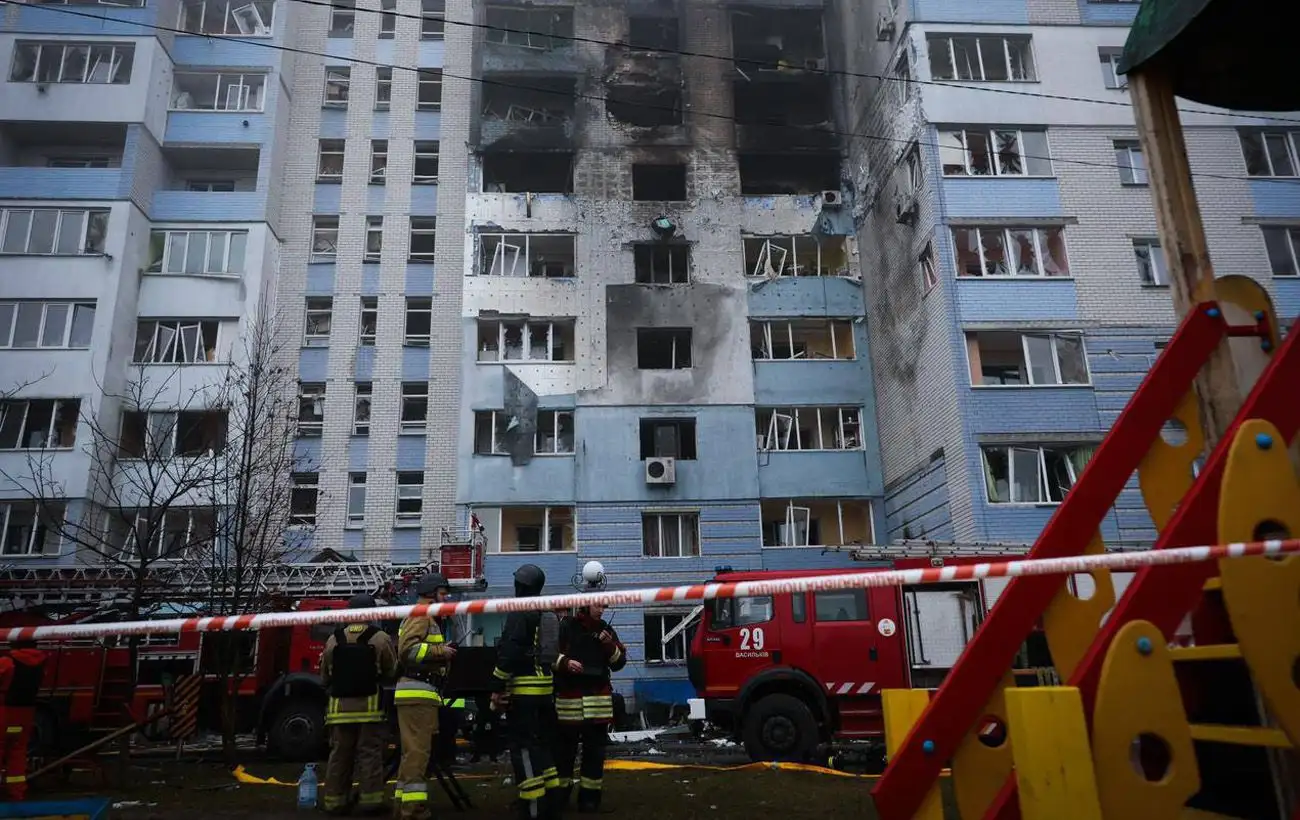 Пожар в многоэтажке в Глевахе, воронка под Львовом: все о последствиях налета "Шахедов"