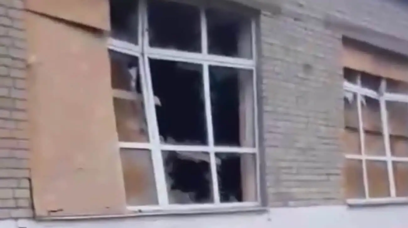 Russians damage apartment buildings and wound four people in Kherson Oblast