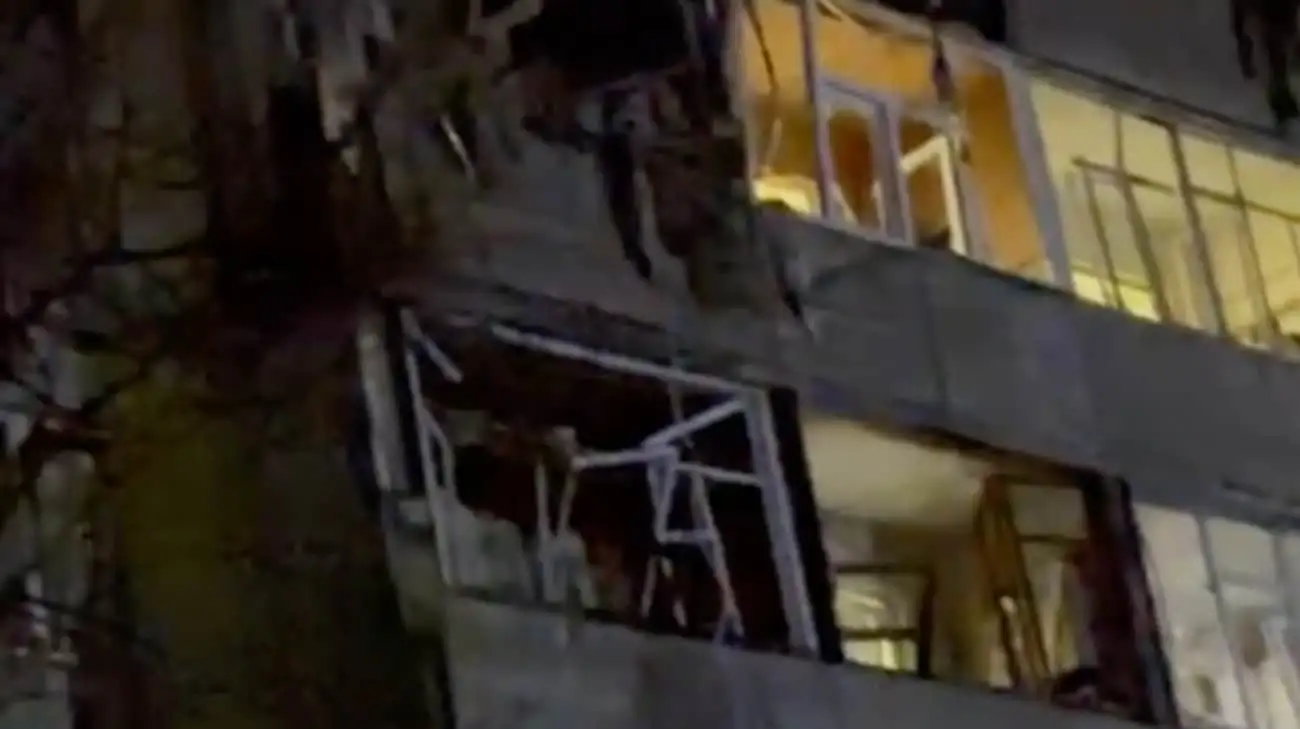 Russian drone hits apartment building in Sumy, killing one person – video