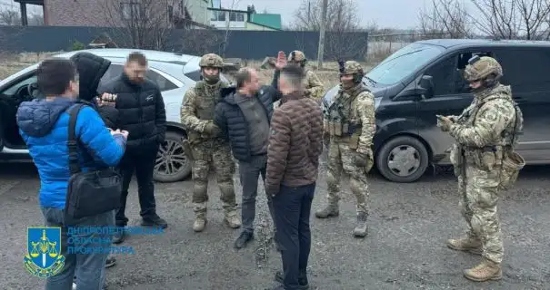 На Дніпропетровщині двоє депутатів та кримінальний авторитет вимагали $60 тисяч у ексзаступника мера