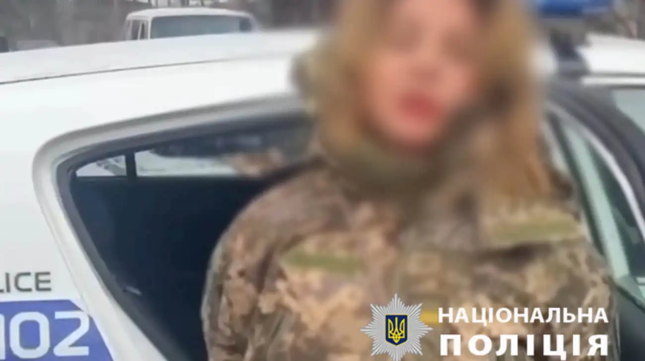 В Киеве женщина в военной форме блокировала центр для мобилизованных: отношения к ВСУ она не имеет