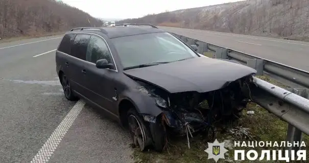 Під Полтавою легковик врізався у відбійник: постраждали 3 людей, серед них — дитина