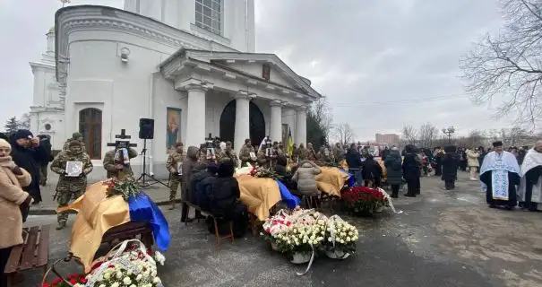 У Полтаві попрощалися із родинами, які загинули під час ракетного обстрілу