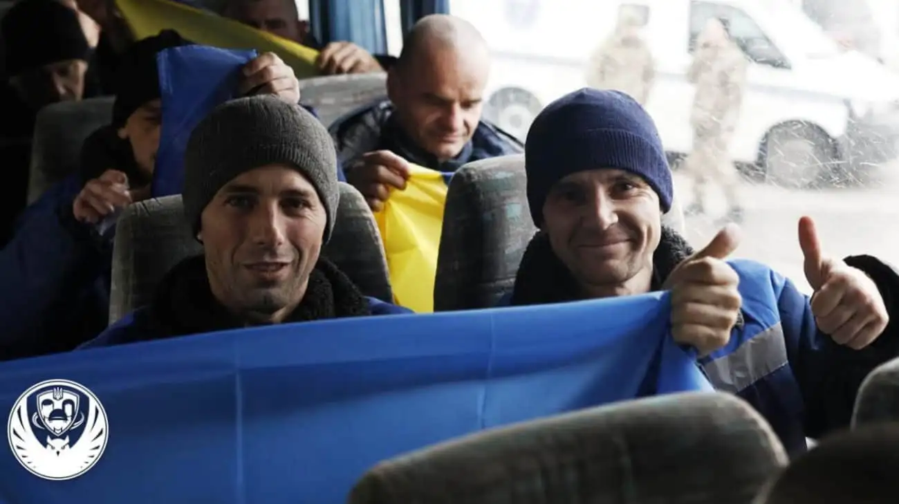 Ukrainian defenders freed from Russian captivity welcomed home – videos