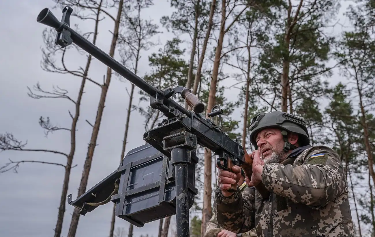 РФ вночі запустила 77 дронів та дві ракети по Україні: скільки збила ППО