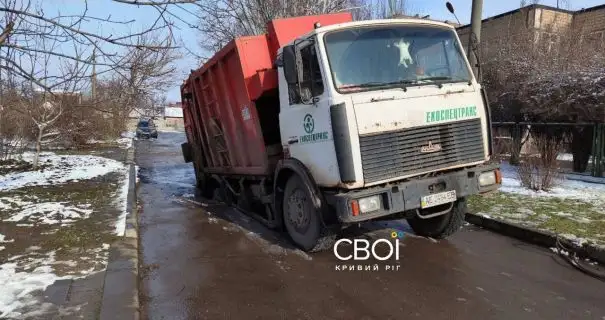 В Днепропетровской области мусоровоз провалился под асфальт