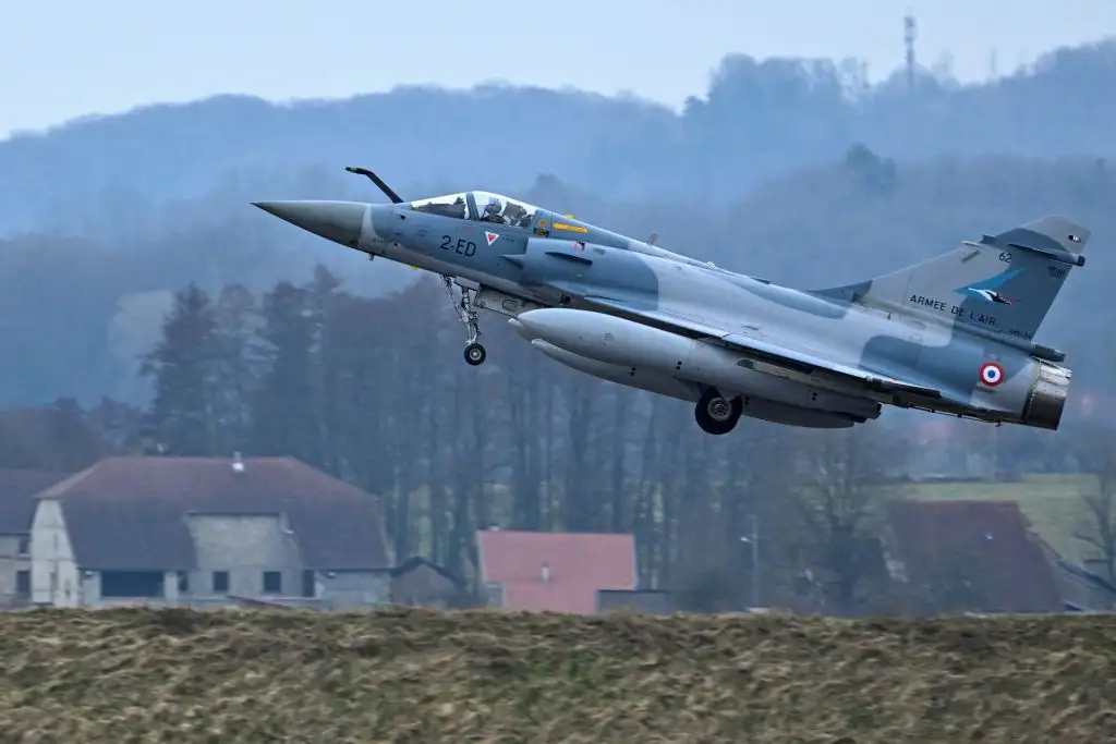 Французские истребители Mirage 2000 работают в небе Украины: первые фото полета