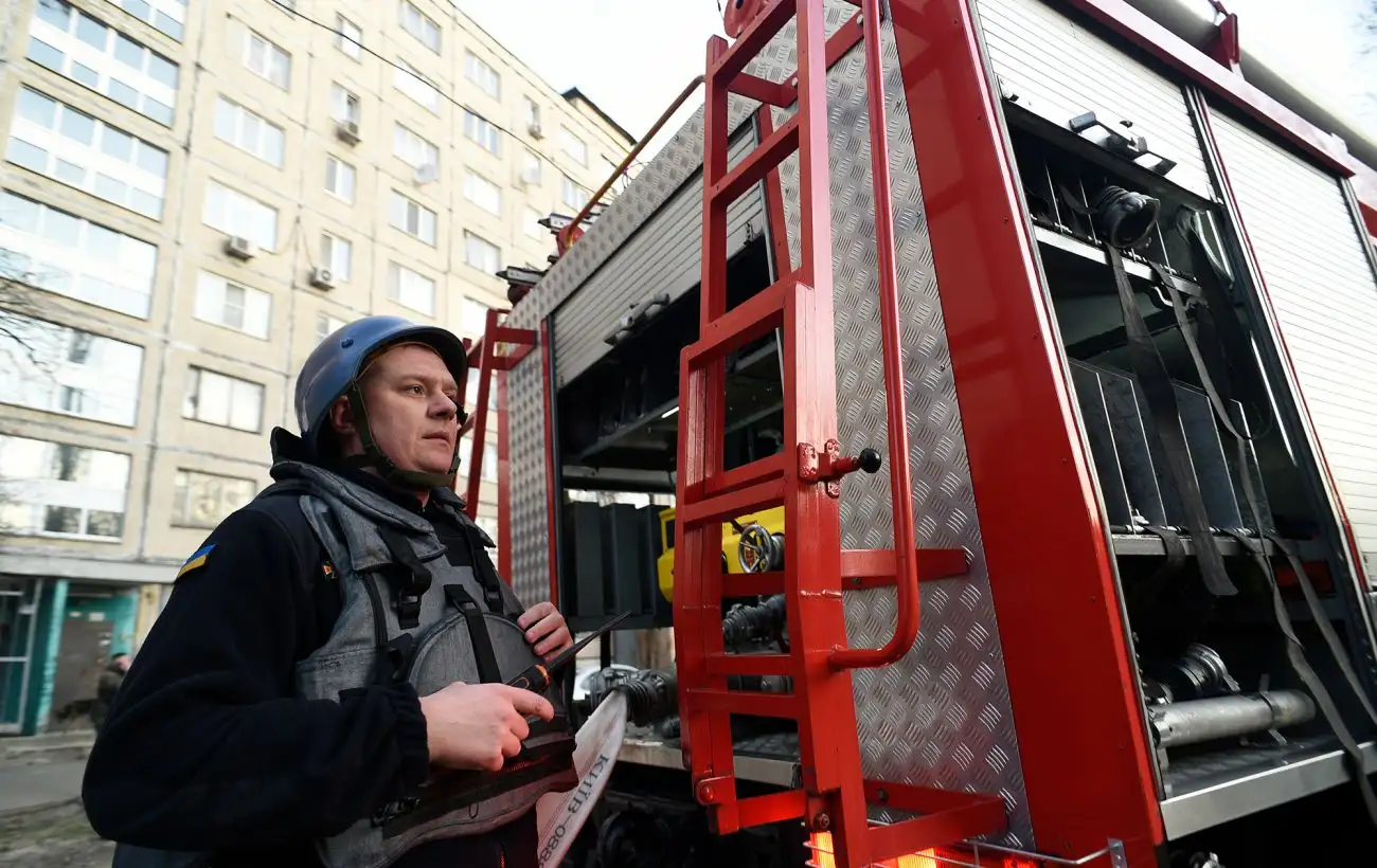 Атака дронів на Київ: уламки впали в одному з районів, є пошкодження