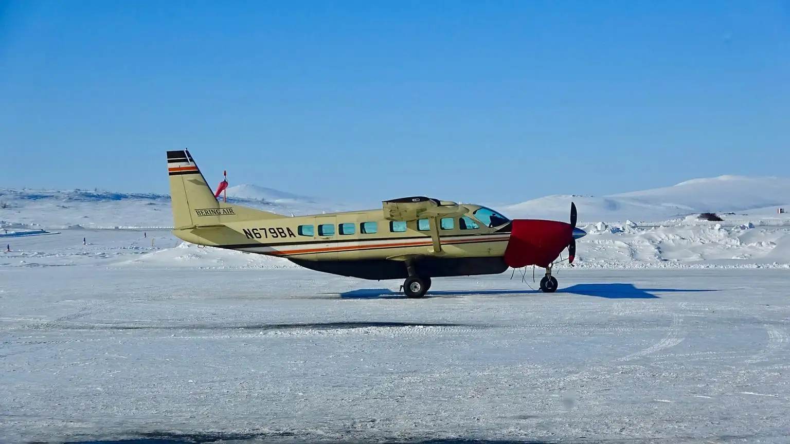 На Аляске упал самолет Cessna Caravan с 10 пассажирами: обломки нашли в морских льдах (фото)