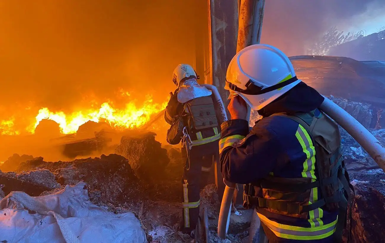 У Сумах "Шахед" поцілив в автостоянку: оприлюднене відео наслідків