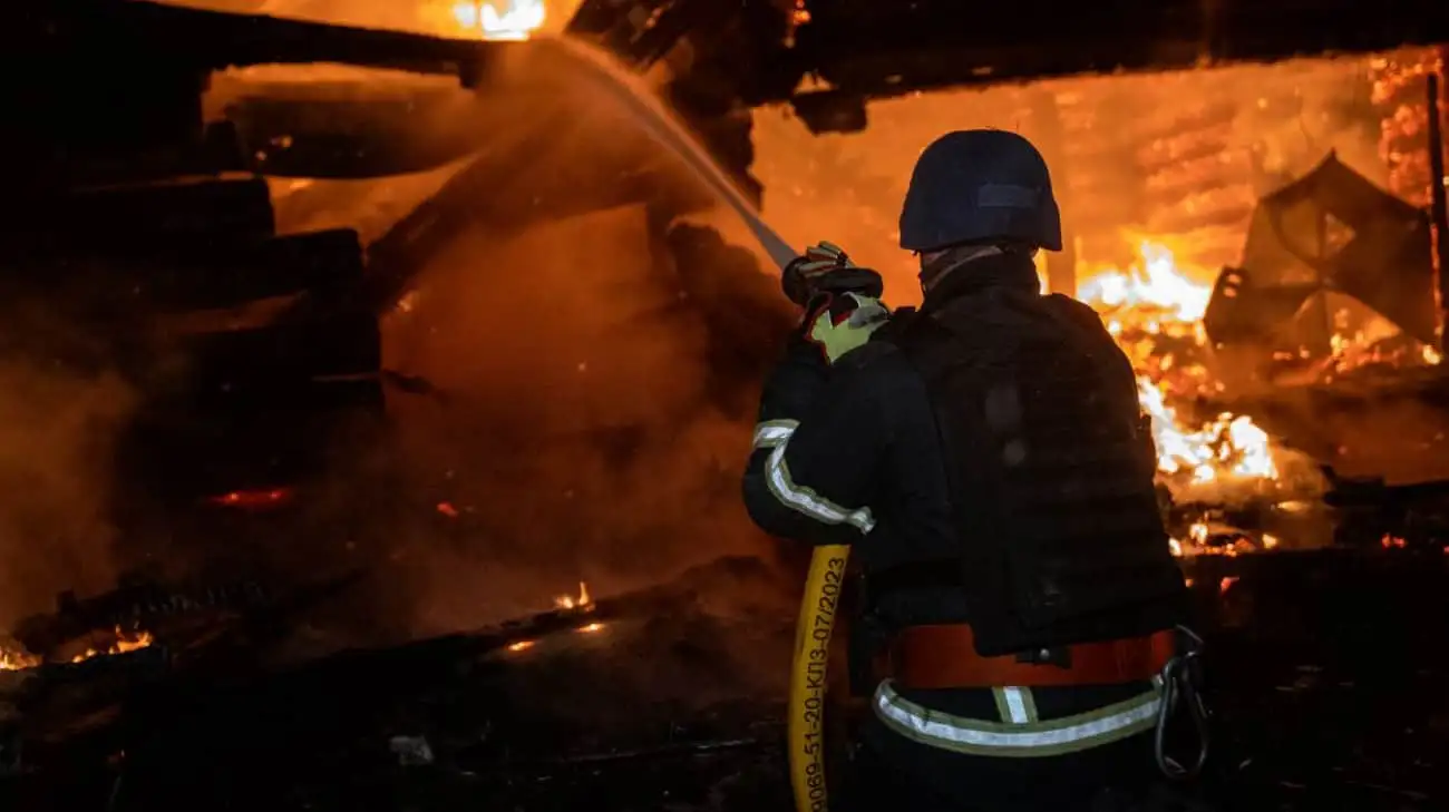 У Києві через падіння уламків БпЛА спалахнула пожежа в Солом’янському районі – КМДА