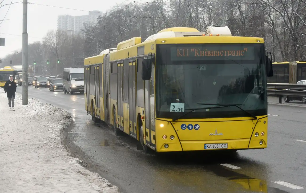 В Киеве в общественном транспорте будут объявлять минуту молчания во время остановок