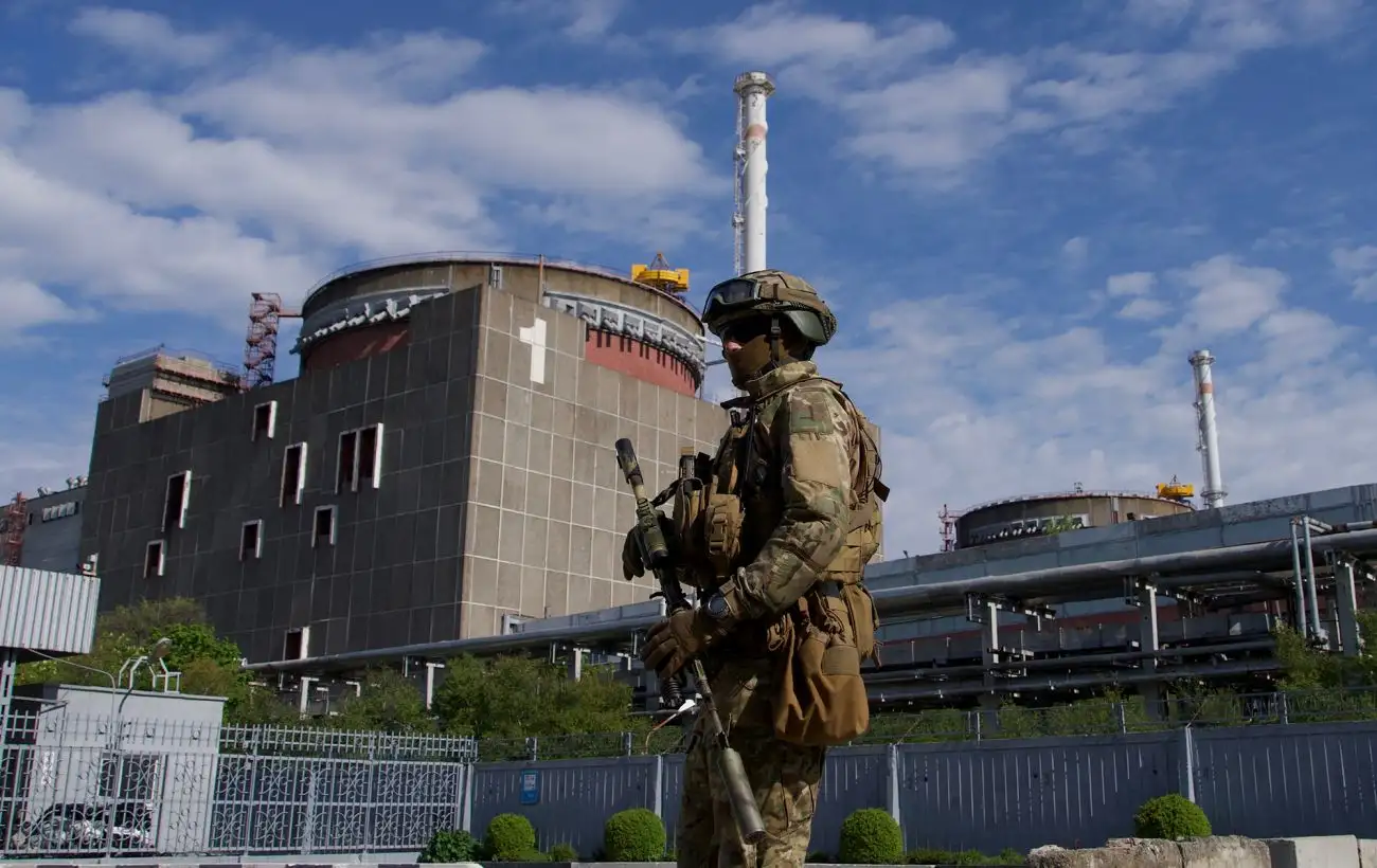 Запорізька АЕС на межі блекауту через російські обстріли: знеструмлено одну з ліній живлення