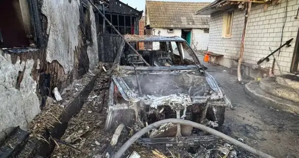 На Житомирщині п'яний чоловік на очах у колишньої спалив її авто