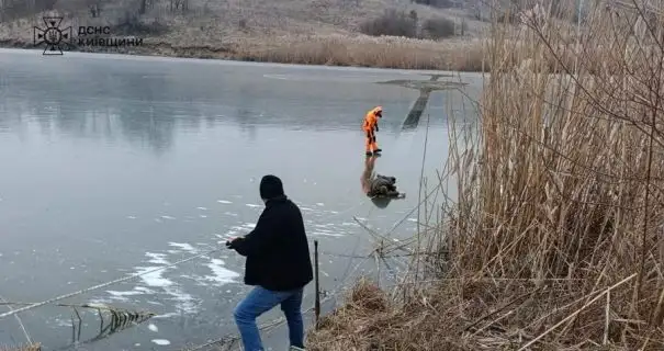 На Київщині під кригою виявили тіло людини