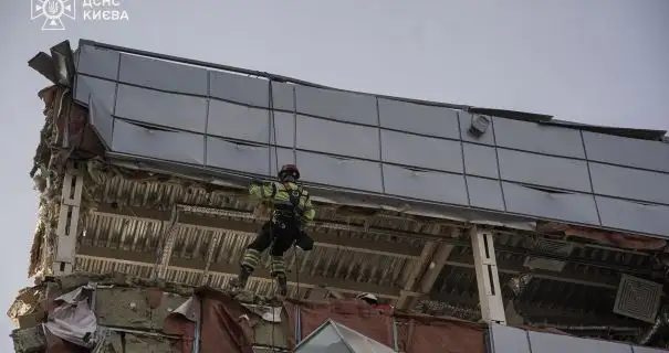 Удар по Киеву: спасатели разбирают строительные конструкции в Оболонском районе