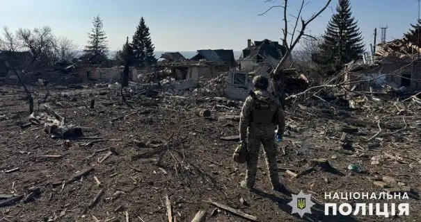 Росіяни скинули 19 бомб на Донеччину: є руйнування та поранені