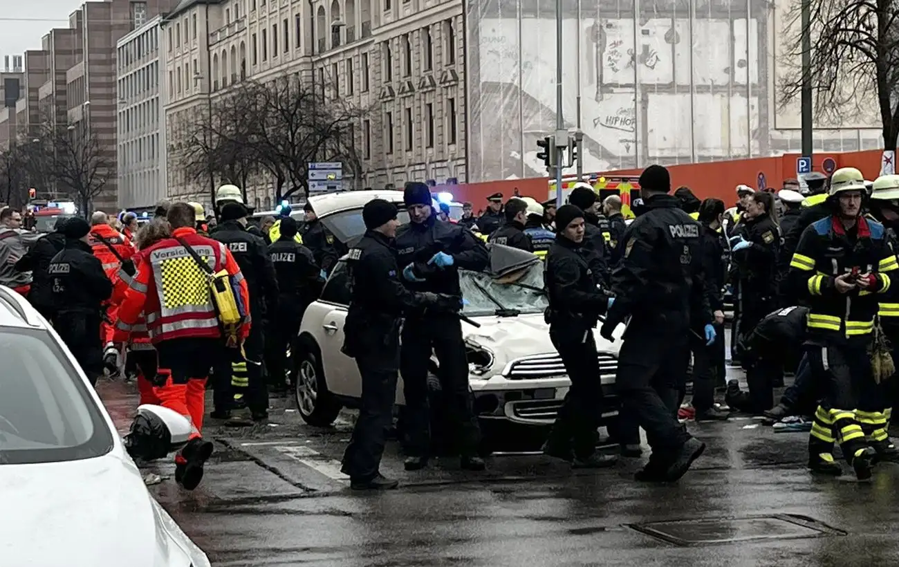 В Мюнхене автомобиль въехал в толпу, есть раненые