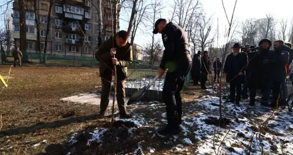 Буданов посадив дерево біля єврейської школи у Києві, яка постраждала від обстрілу