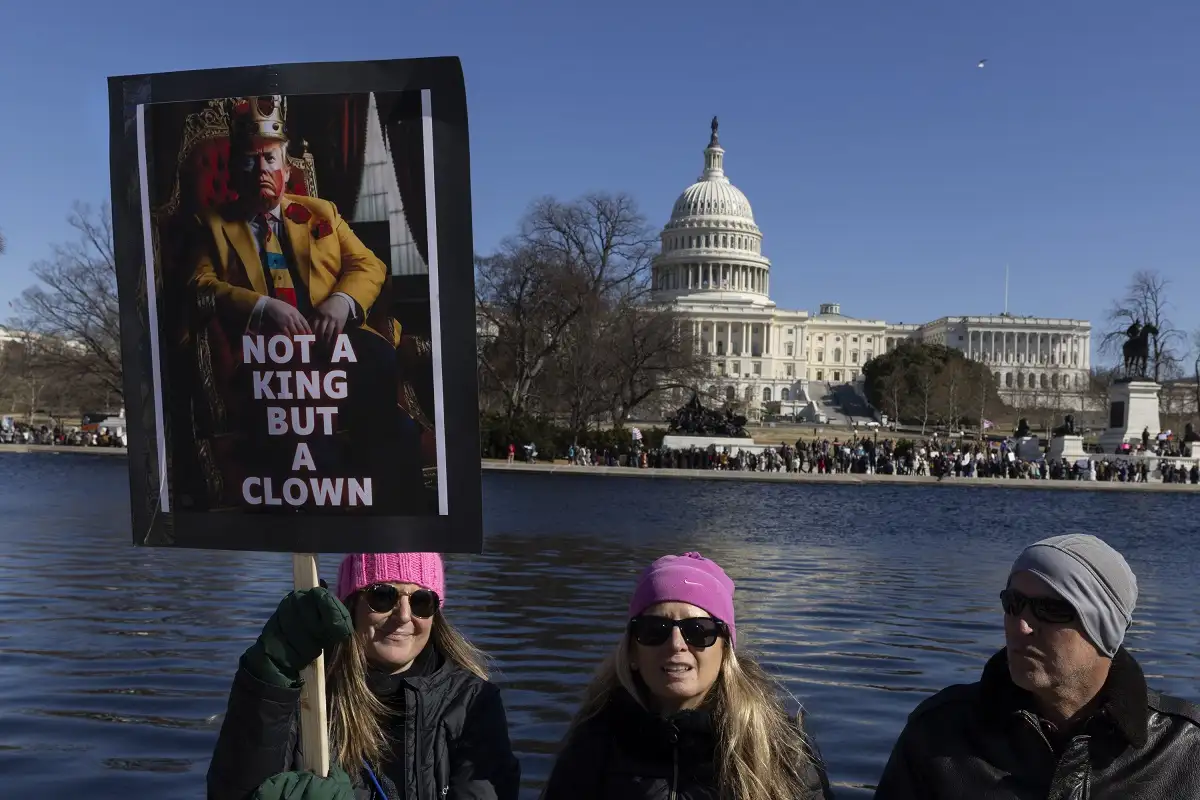 Протесты против "тирана" Трампа: тысячи людей вышли на митинги в США (видео)