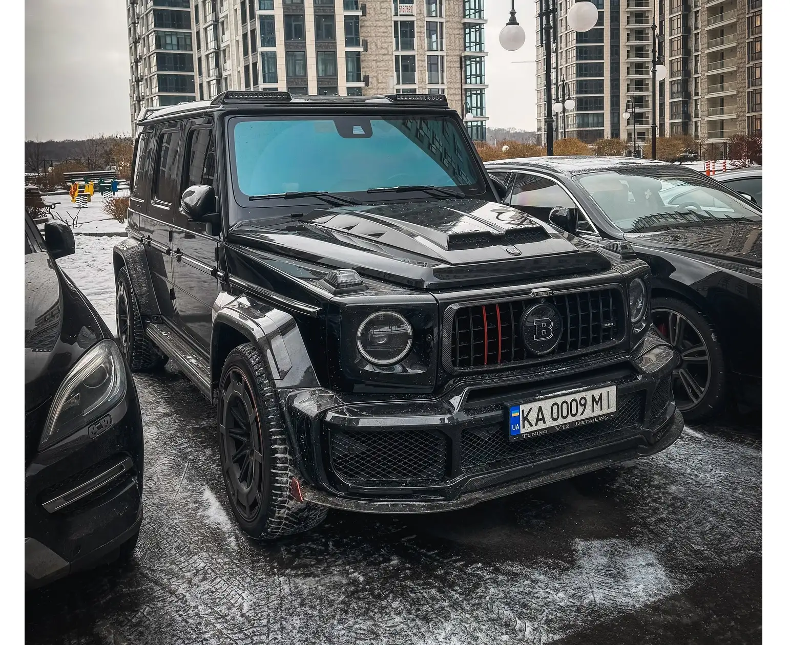 800-сильная ракета: в Киеве засветился яркий тюнингованный "Гелендваген" (фото)