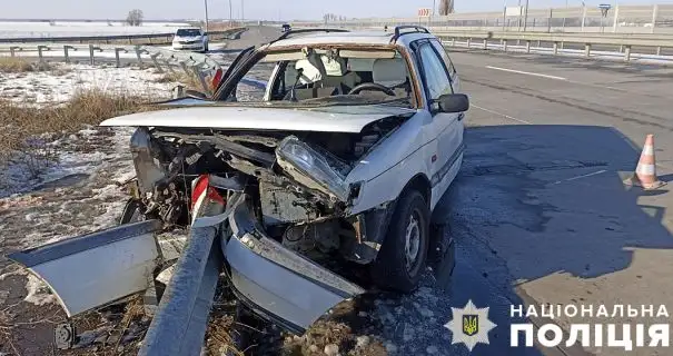 На Полтавщині автівка влетіла у відбійник: постраждали троє людей