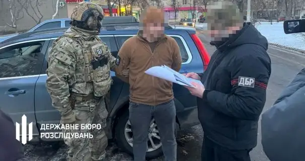 В Донецкой области задержали военнослужащего, который требовал деньги у женщины, выдавая себя за работника СБУ