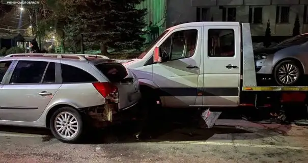 У Рівному п'яний водій протаранив шість авто і втік з місця аварії