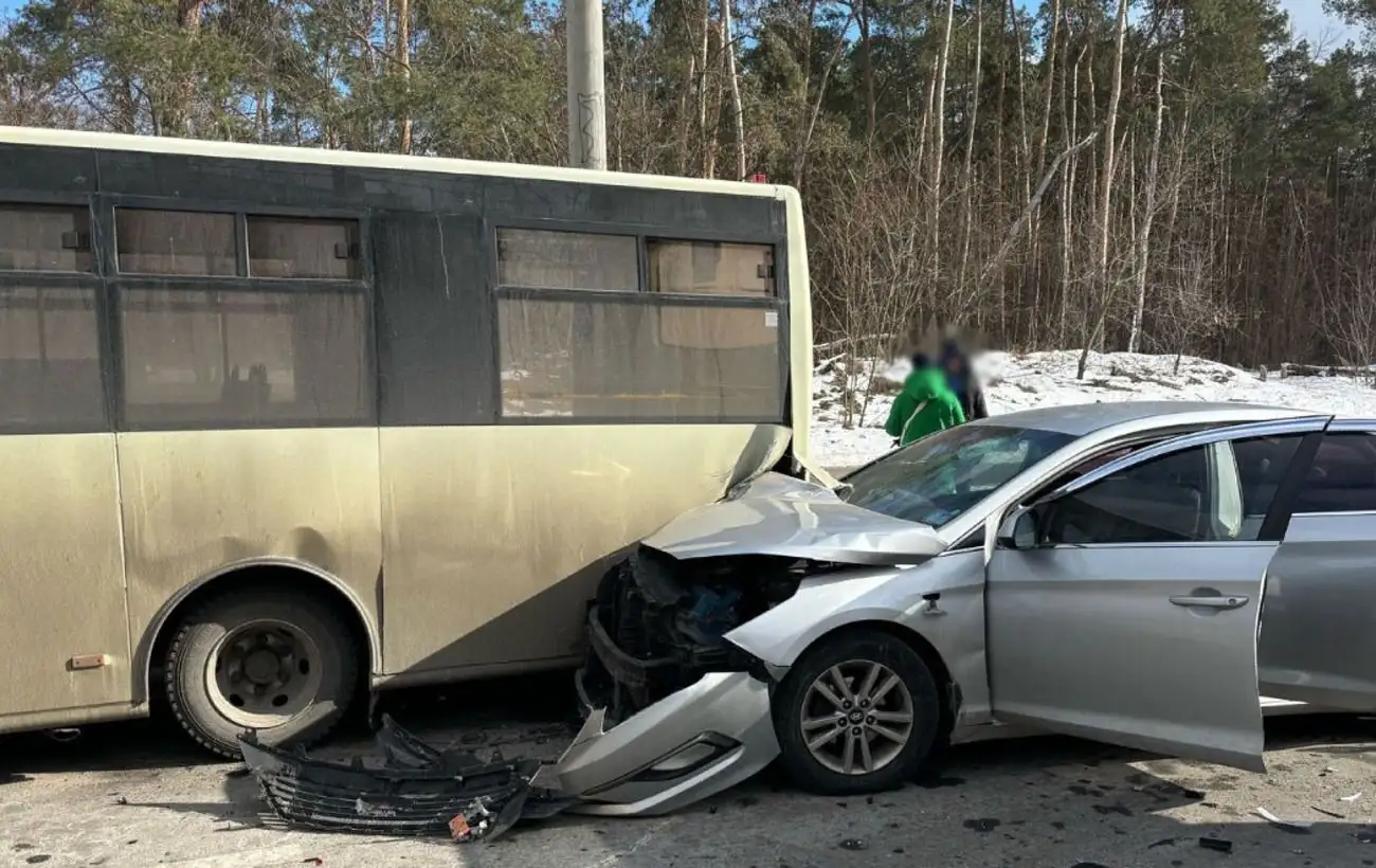 Перевищив дозу в 7 разів. В Києві нетверезий водій врізався в маршрутку і автопідйомник