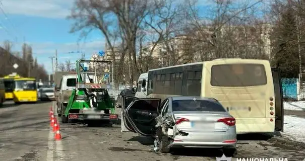 У Києві нетверезий водій врізався в автобус: постраждала жінка